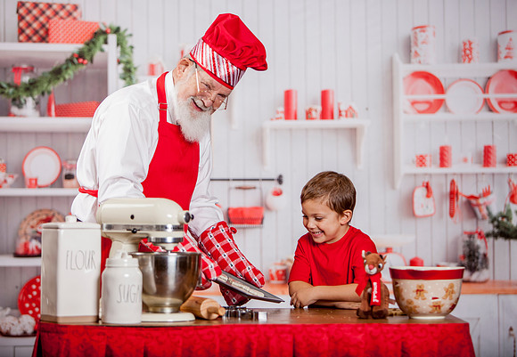 GREYSON-BAKING-COOKIES-WITH-SANTA-2022- (9)