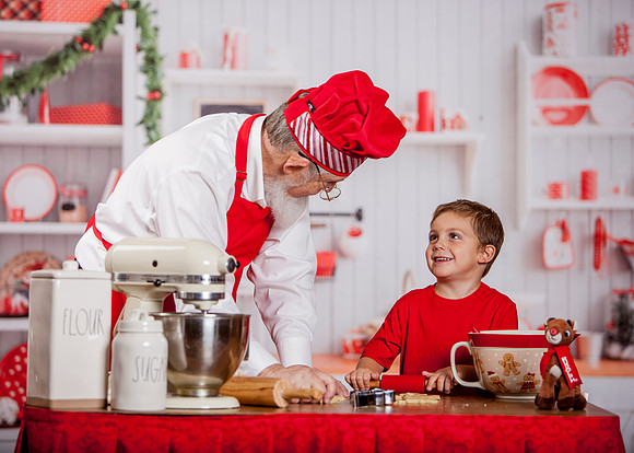 GREYSON-BAKING-COOKIES-WITH-SANTA-2022- (2)