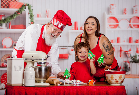 GREYSON-BAKING-COOKIES-WITH-SANTA-2022- (13)