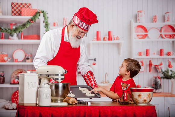 GREYSON-BAKING-COOKIES-WITH-SANTA-2022- (10)