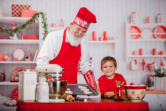 GREYSON-BAKING-COOKIES-WITH-SANTA-2022- (11)