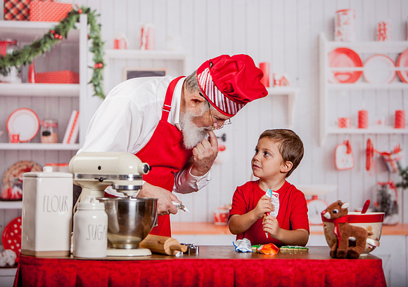 GREYSON-BAKING-COOKIES-WITH-SANTA-2022- (12)