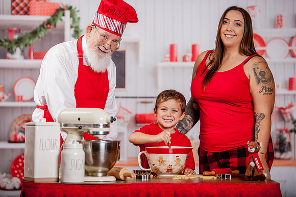 GREYSON-BAKING-COOKIES-WITH-SANTA-2022- (5)