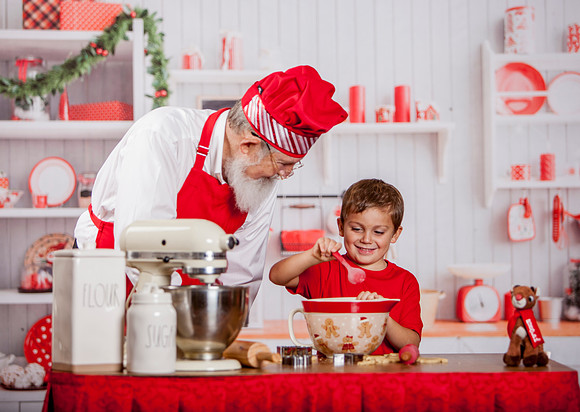 GREYSON-BAKING-COOKIES-WITH-SANTA-2022- (7)