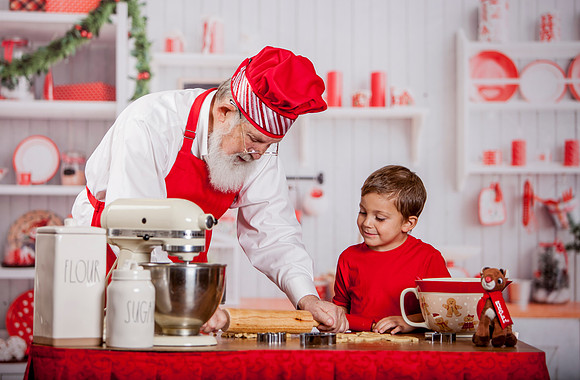 GREYSON-BAKING-COOKIES-WITH-SANTA-2022- (4)