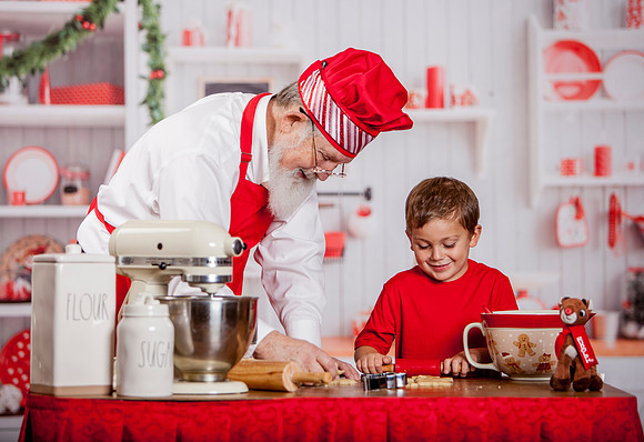 GREYSON-BAKING-COOKIES-WITH-SANTA-2022- (3)