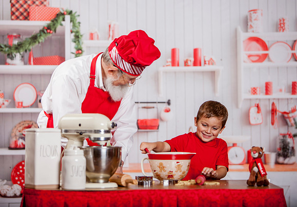 GREYSON-BAKING-COOKIES-WITH-SANTA-2022- (8)